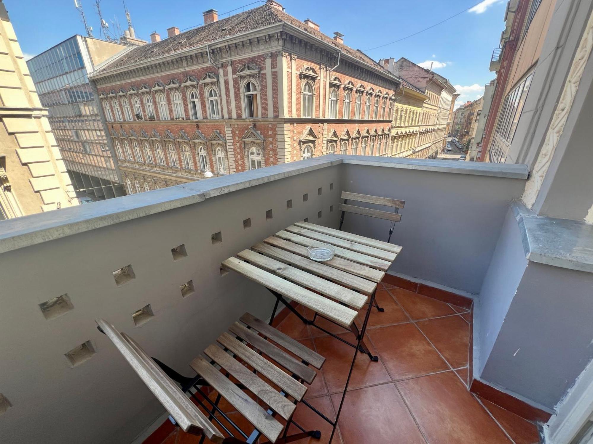 Minimalistic Apartment & Studio In Heart Street Budapest Exteriör bild