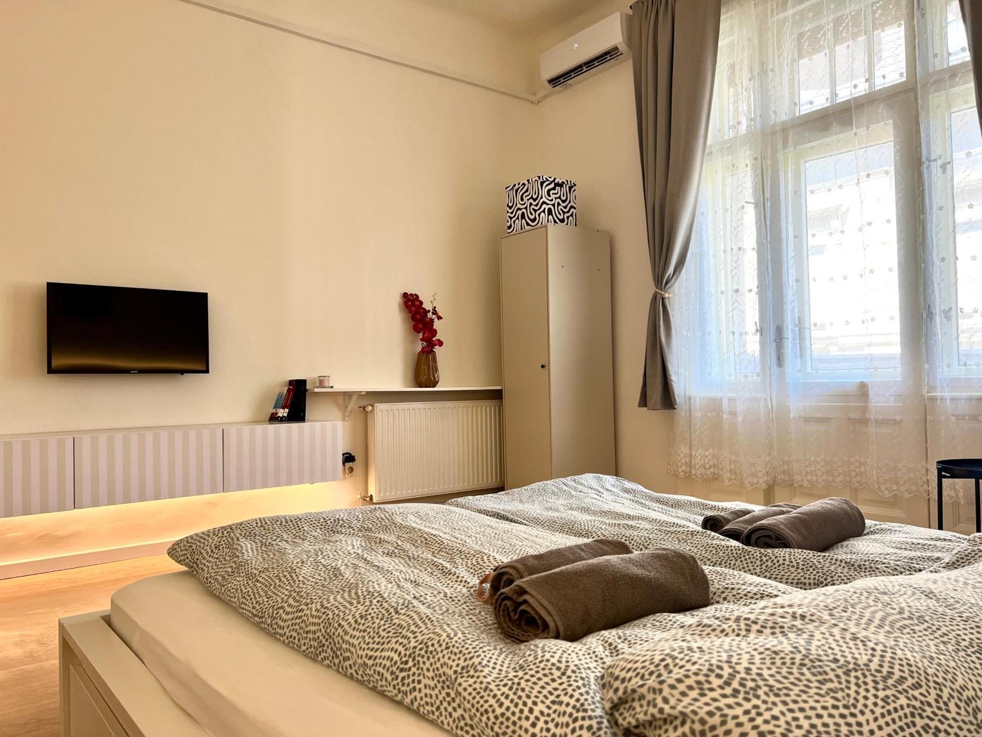 Minimalistic Apartment & Studio In Heart Street Budapest Exteriör bild