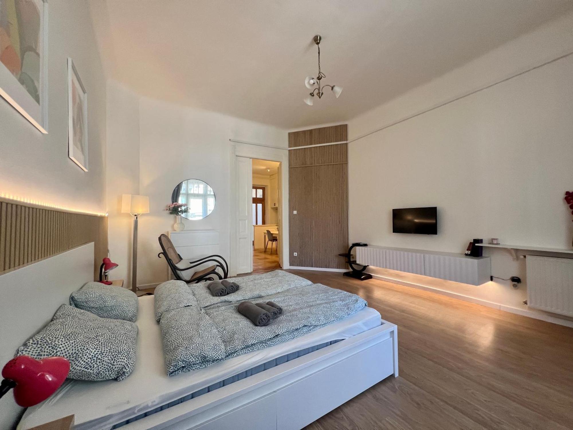 Minimalistic Apartment & Studio In Heart Street Budapest Exteriör bild