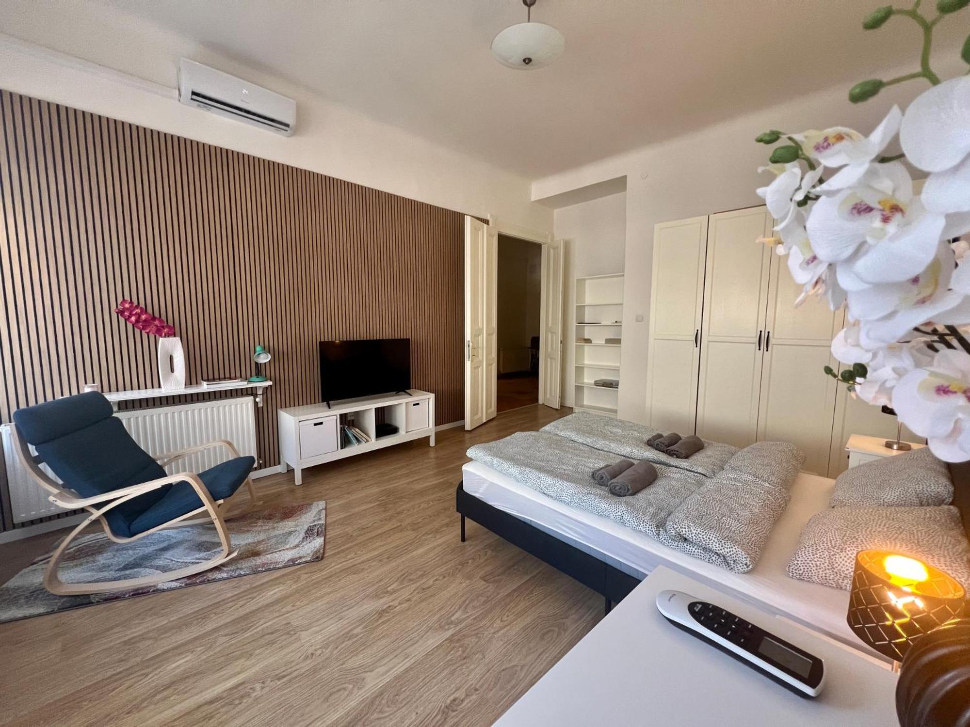 Minimalistic Apartment & Studio In Heart Street Budapest Exteriör bild